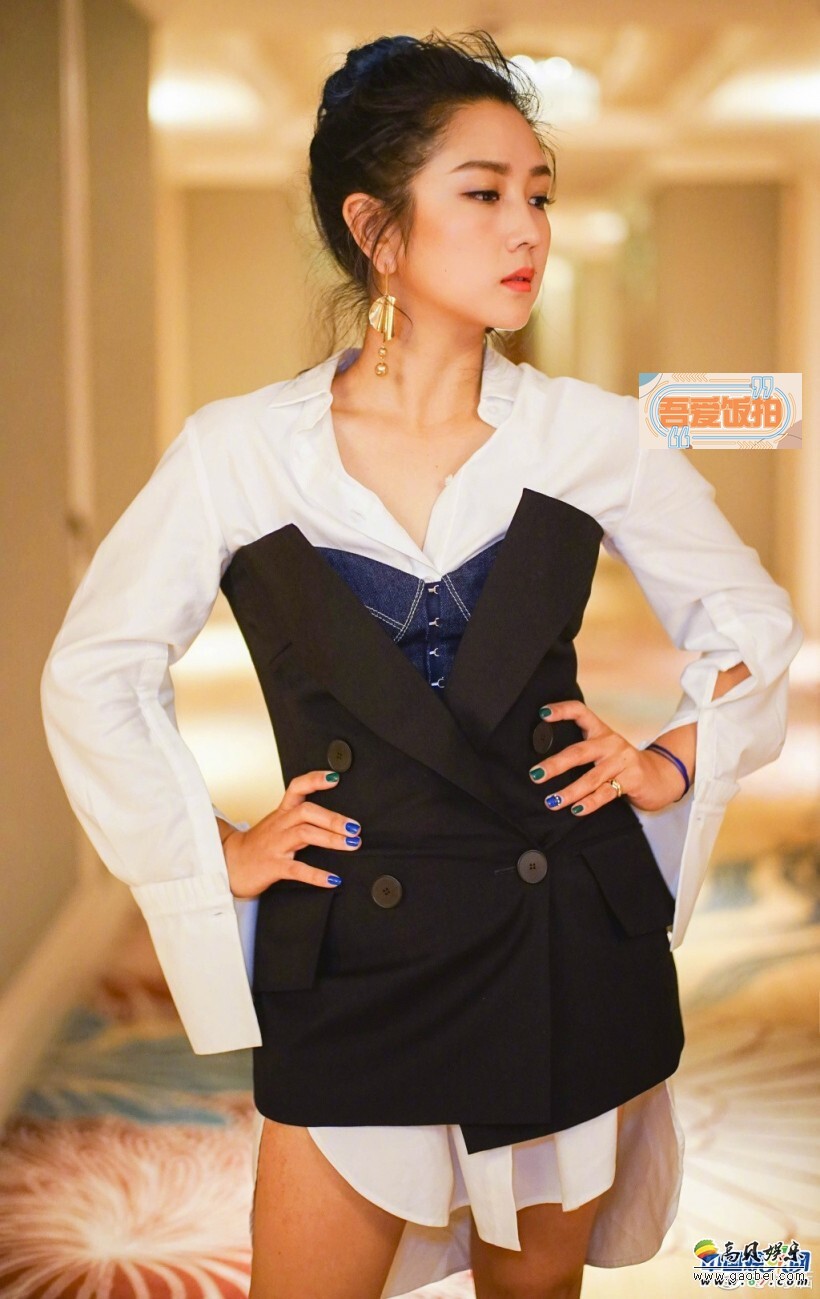 何洁在微博发布一组照片深V衣领小秀性感