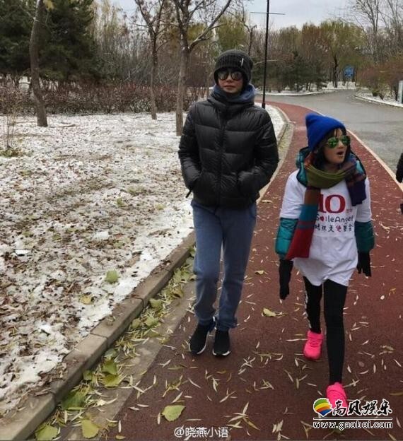 有网友曝出王菲携李嫣一同参加嫣然基金会活动的照片 有网友曝出王菲携李嫣一同参加嫣然基金会活动的照片