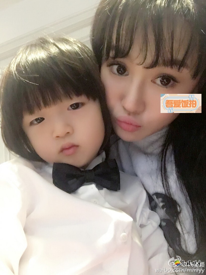 邹市明娇妻冉莹颖在微博晒出与儿子们的自拍美照 邹市明娇妻冉莹颖在微博晒出与儿子们的自拍美照