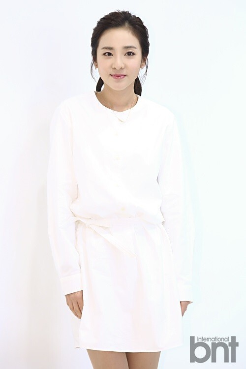 韩国团体2NE1成员朴山多拉等出席某品牌发布会