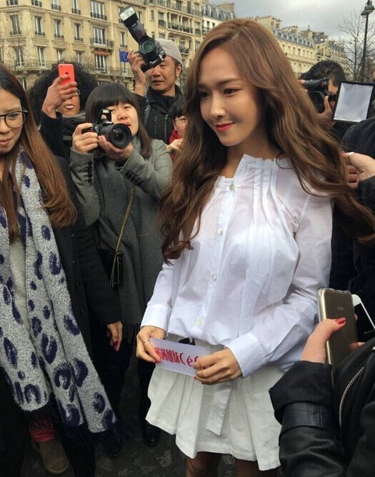 3日Jessica郑秀妍前往巴黎时装看秀