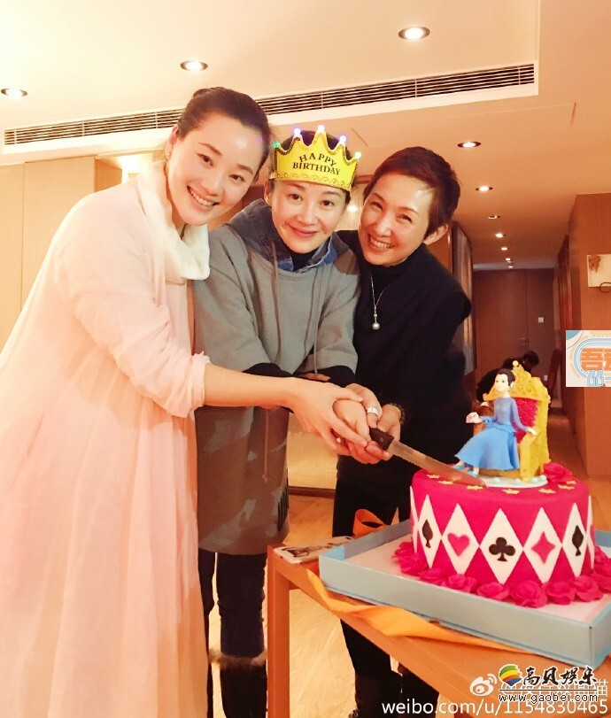 48岁许晴与友人庆生，她素颜出镜皮肤嫩白似少女