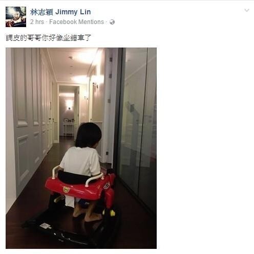 Kimi坐进了弟弟学步车里,林志颖怀念“小时候”了? Kimi坐进了弟弟学步车里,林志颖怀念“小时候”了?