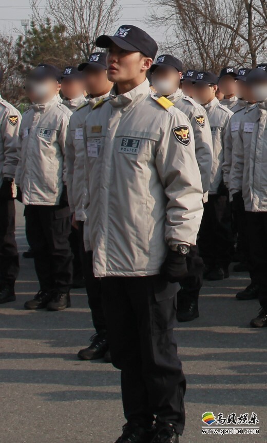 正做为义务警察服役的JYJ成员金俊秀的近照今天在网上曝光 正做为义务警察服役的JYJ成员金俊秀的近照今天在网上曝光