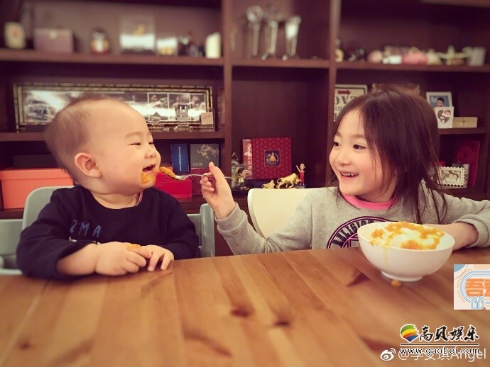 李小鹏妻子在微博晒出奥莉给弟弟喂饭的照片