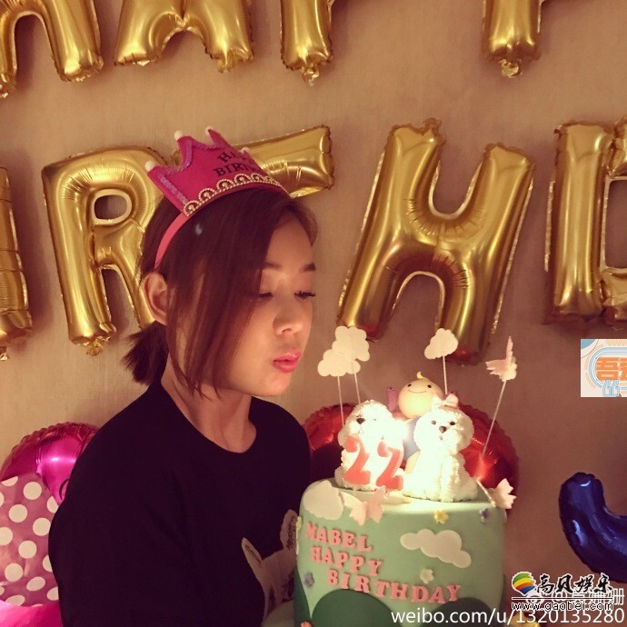 今天（23日）凌晨，袁姗姗晒出一组自己生日的照片
