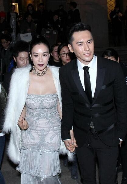 钟丽缇抹胸礼服与老公甜蜜牵手？