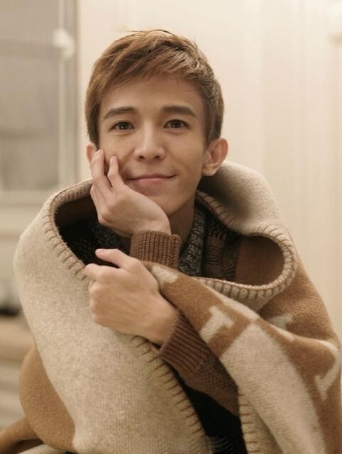 郭敬明剪了一头利落的短发？