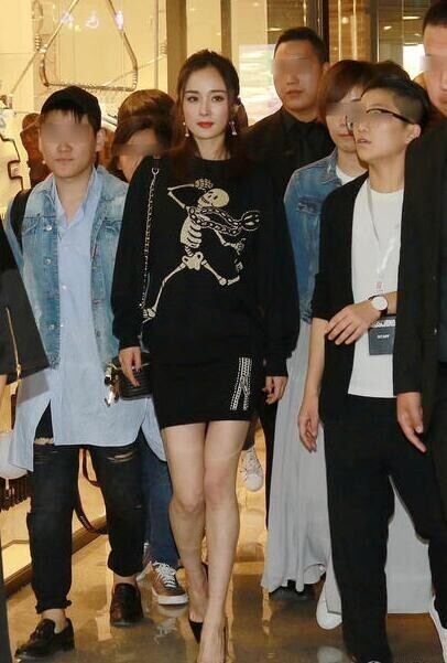 杨幂在这大冬天的大秀白皙长腿? 杨幂在这大冬天的大秀白皙长腿?