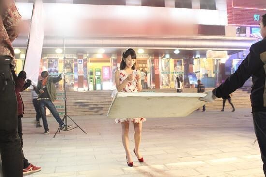 李念光腿在北京街边拍戏? 李念光腿在北京街边拍戏?