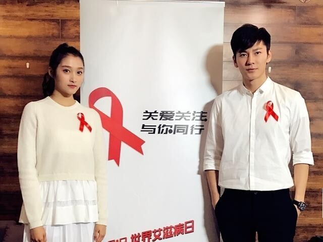 关晓彤携手娱乐界新人王之称的王嘉干啥了？