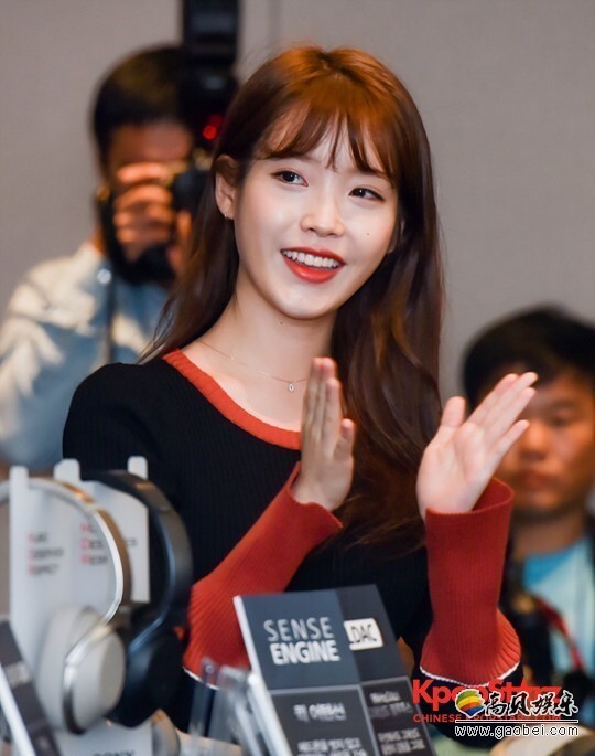 歌手IU为母校学生提供奖学金一事成为了大家关注的焦点