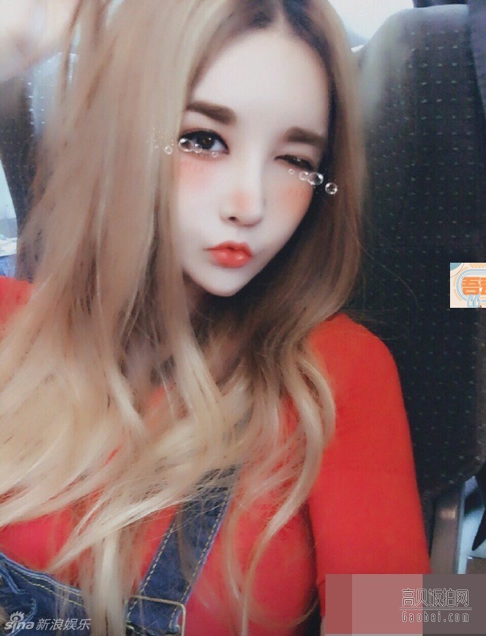 韩国女星河莉秀在微博晒出自拍照