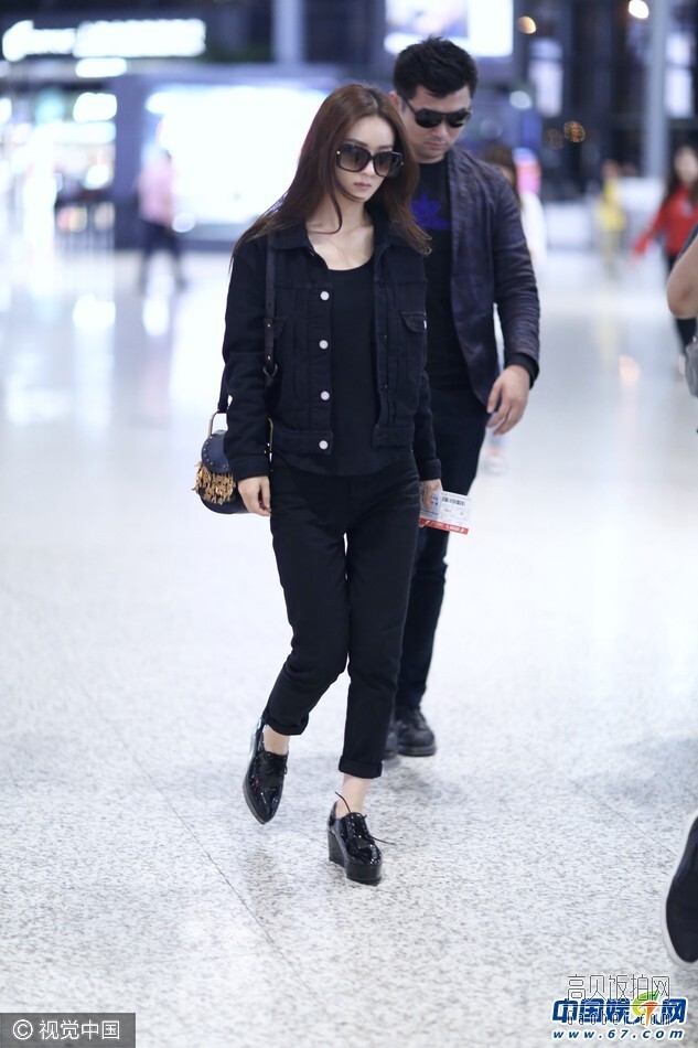 赵丽颖参加完乔任梁的追悼会一身黑随团队现身机场 赵丽颖参加完乔任梁的追悼会一身黑随团队现身机场
