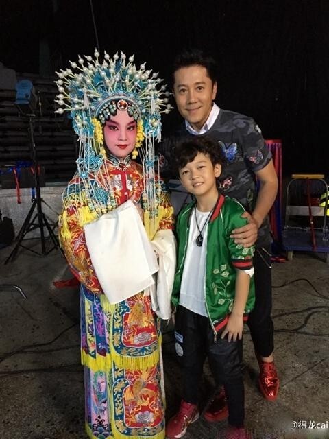 蔡国庆与儿子在一起父爱尽显