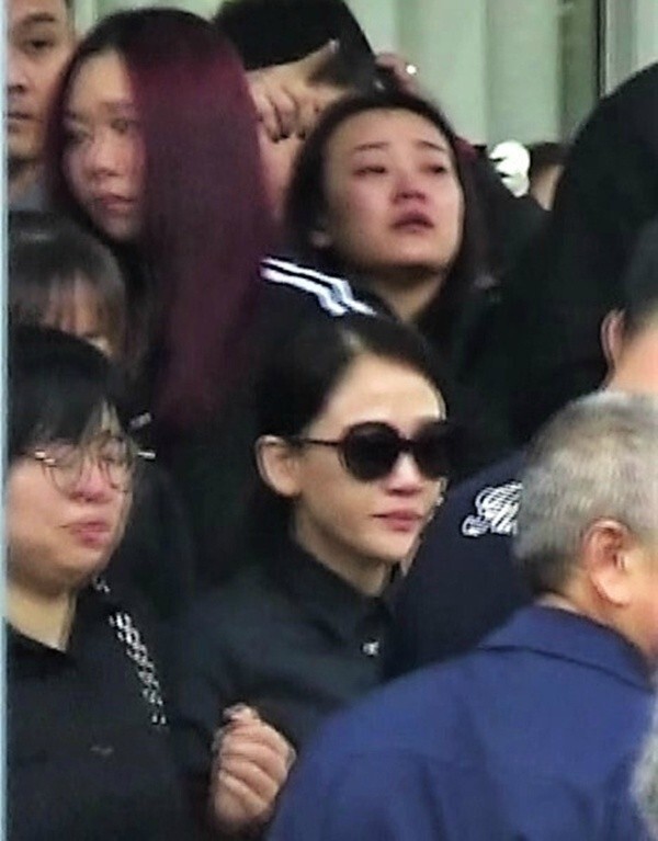 乔任梁生前好友陈乔恩、赵丽颖等艺人低调到场 乔任梁生前好友陈乔恩、赵丽颖等艺人低调到场