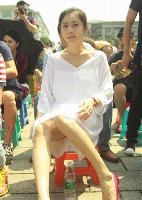 秋瓷炫出席活动被走光了? 秋瓷炫出席活动被走光了?