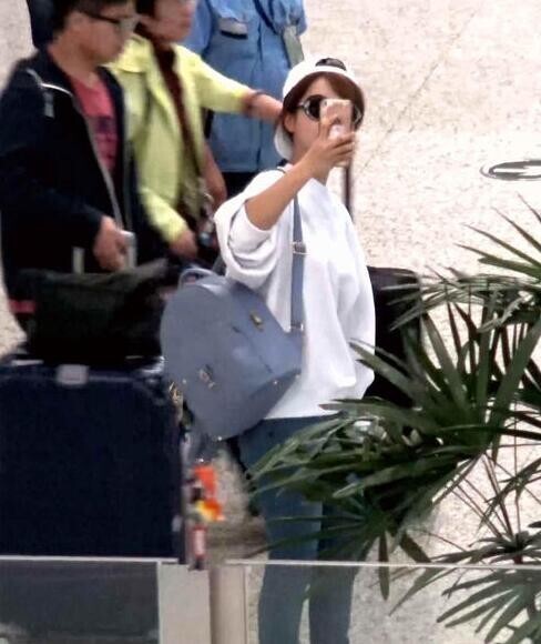 杨紫现身机场给记者反拍了一张? 杨紫现身机场给记者反拍了一张?