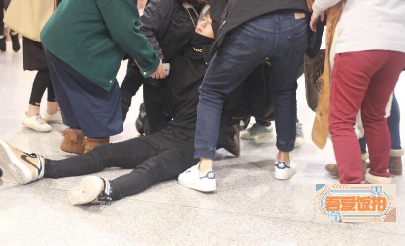 黄子韬在北京机场准备出发时突然病倒了? 黄子韬在北京机场准备出发时突然病倒了?