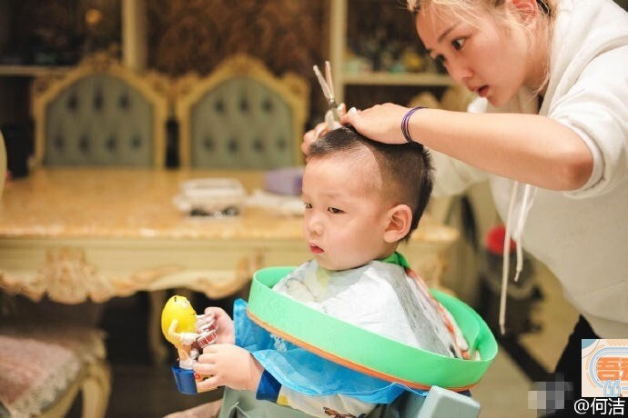 何洁为儿子七宝剪发了? 何洁为儿子七宝剪发了?