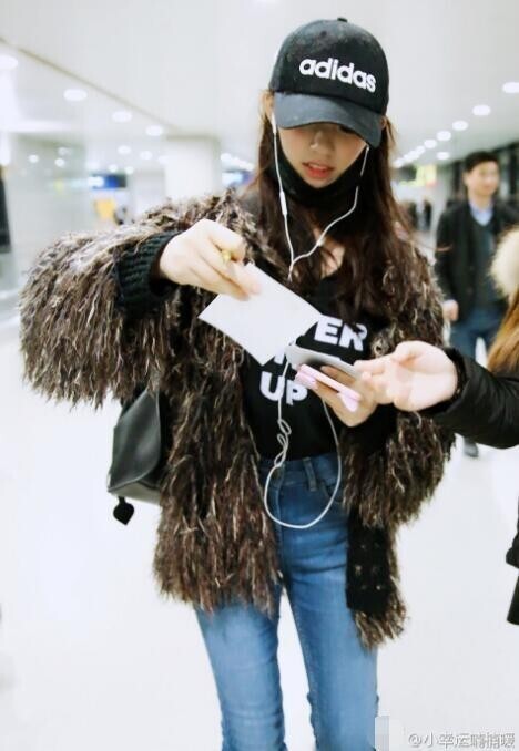 林允机场为粉丝大方签名了？