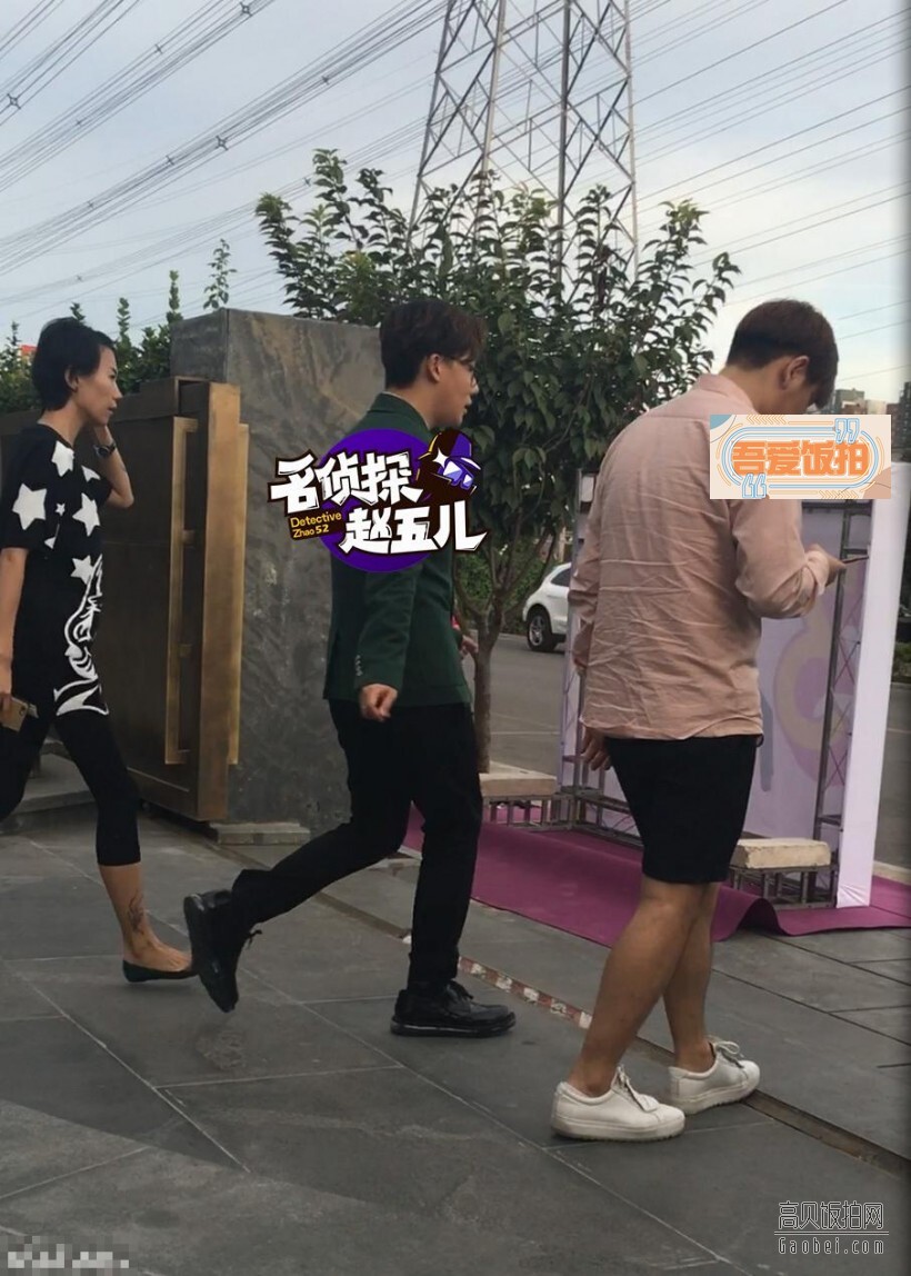 田亮和叶一茜夫妇开一辆橙色的兰博基尼 田亮和叶一茜夫妇开一辆橙色的兰博基尼