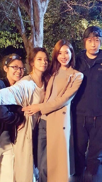 林志玲晒出了与徐若瑄阿信合影? 林志玲晒出了与徐若瑄阿信合影?