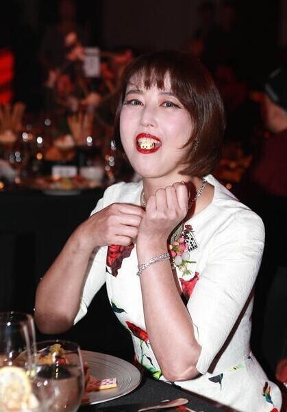 周海媚不顾形象狂吃点心,这形象? 周海媚不顾形象狂吃点心,这形象?