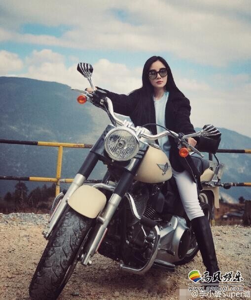 李小璐自曝帅气骑摩托的照片了? 李小璐自曝帅气骑摩托的照片了?