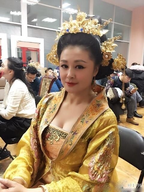 “谢大脚”于月仙扮“王母娘娘”了? “谢大脚”于月仙扮“王母娘娘”了?