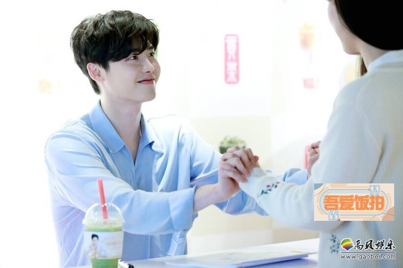 演员李钟硕参与了代言的饮料品牌贡茶所举行的签名会活动