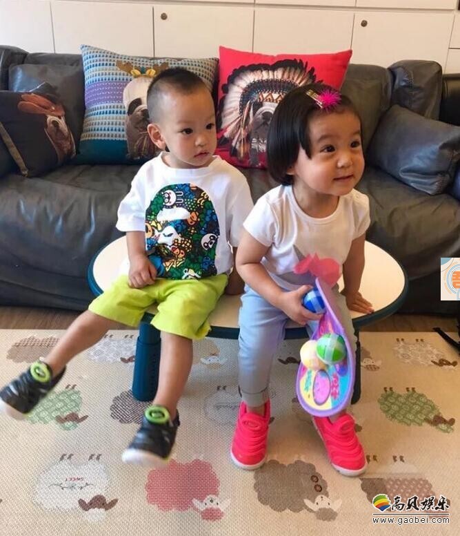 4月22日,修杰楷带着女儿咘咘出去做客 4月22日,修杰楷带着女儿咘咘出去做客