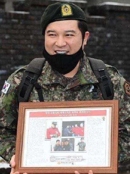 神童是什么时候以现役入伍的？