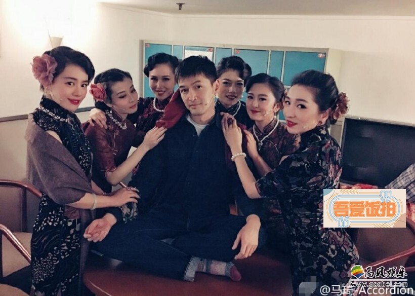 胡歌与众美女的包围，这是什么情况？