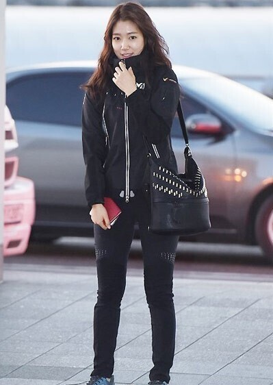 演员朴信惠现身机场前往巴黎举行的时装秀活动 演员朴信惠现身机场前往巴黎举行的时装秀活动