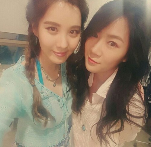 女团Sistar成​​员昭宥公开与少女时代成员徐贤的合照