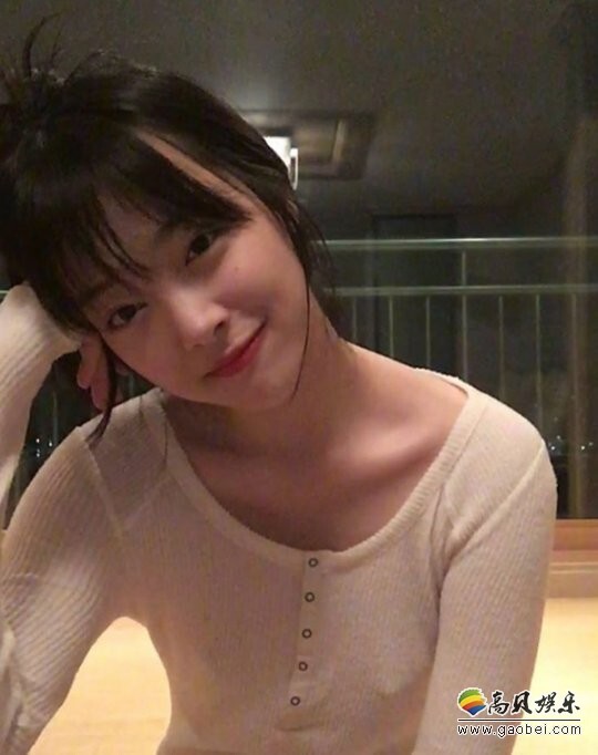 演员雪莉写道：“准备冬眠。”并上传了一张自拍照