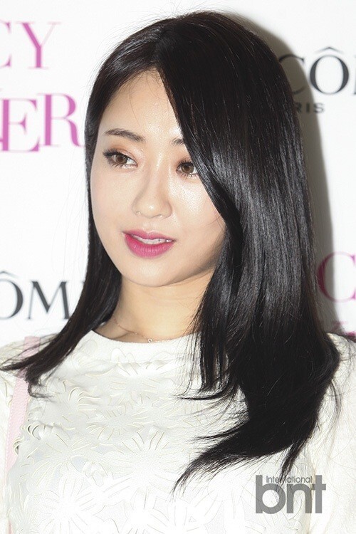 组合f(x)成员Luna等出席某知名化妆品品牌发布会