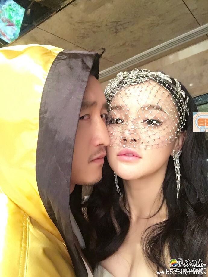 邹市明娇妻冉莹颖在微博晒出一家人拍摄婚纱照的花絮照