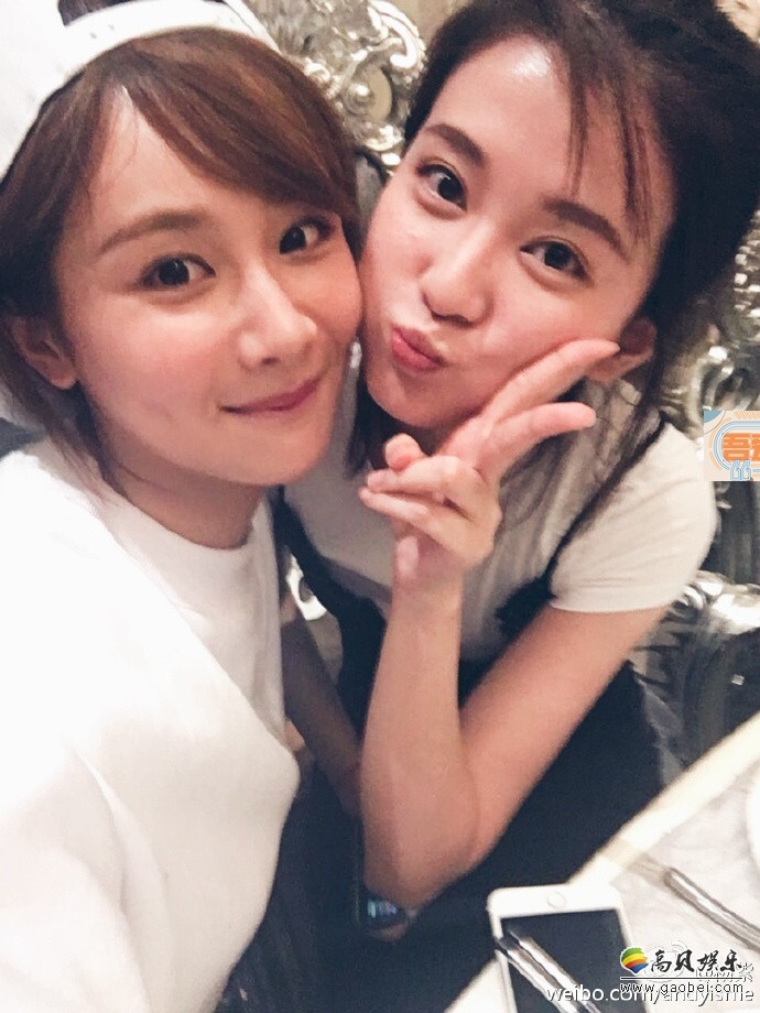 杨紫在微博晒出与好姐妹乔欣的一组亲密自拍照 杨紫在微博晒出与好姐妹乔欣的一组亲密自拍照