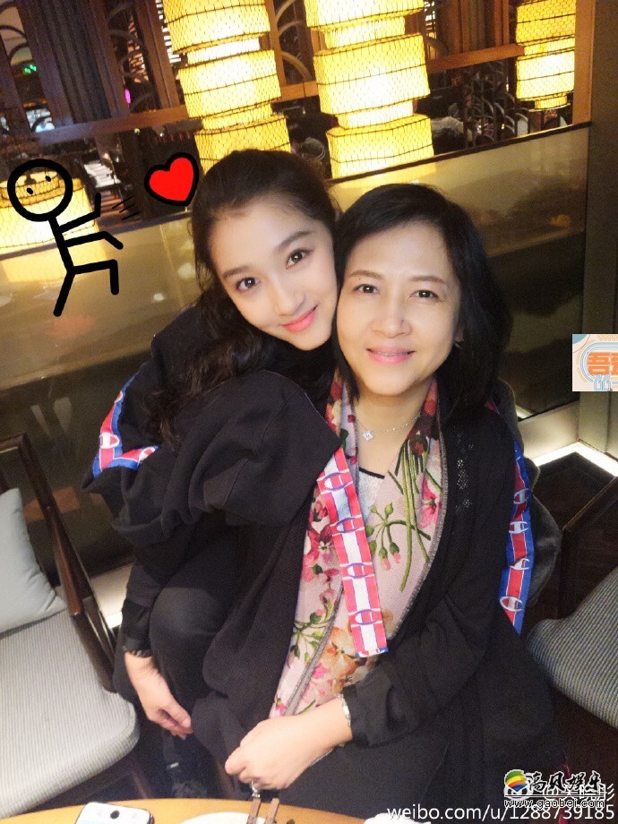 日前,关晓彤晒出与母亲合照 日前,关晓彤晒出与母亲合照