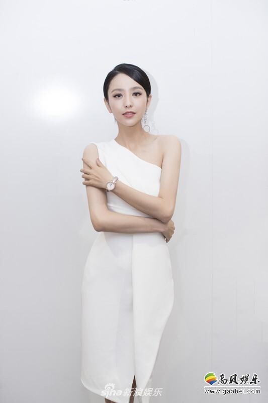 佟丽娅亮相某活动，利落低马尾随性干练