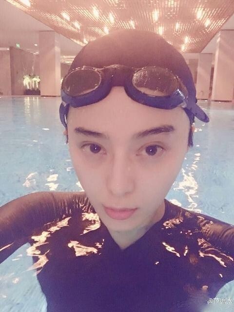 范冰冰素颜游泳了，这皮肤白的像什么？