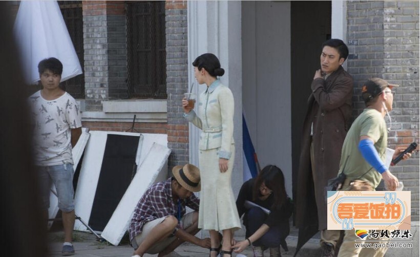 周冬雨片场悠闲喝饮料，可工作人员却蹲地为其穿鞋？