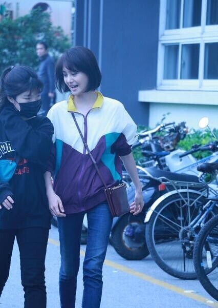 郑爽被自己的一双筷子腿抢了镜？