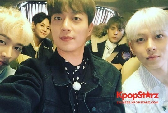 23日尹斗俊通过个人Instagram公开了团体的合照