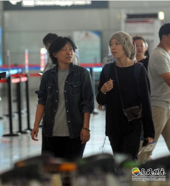 窦靖童戴毛线帽在机场酷劲十足了？