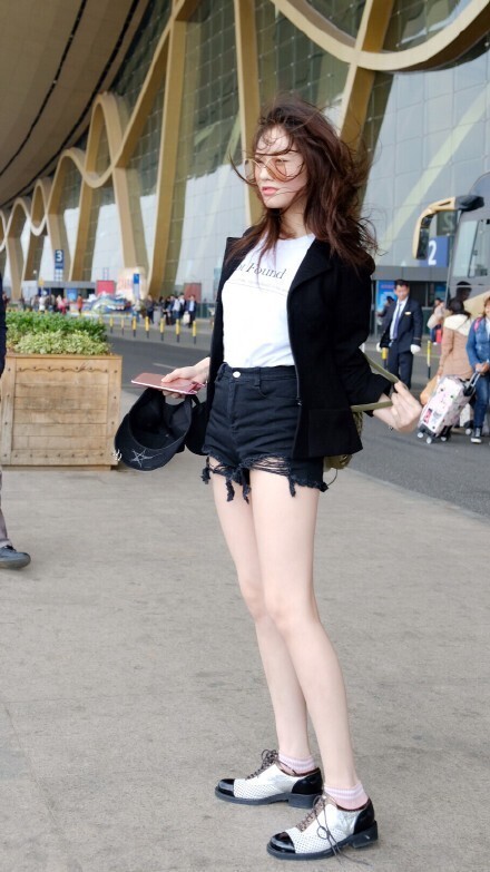 林允在微博发出一组照大冬天穿热裤大秀美腿 林允在微博发出一组照大冬天穿热裤大秀美腿