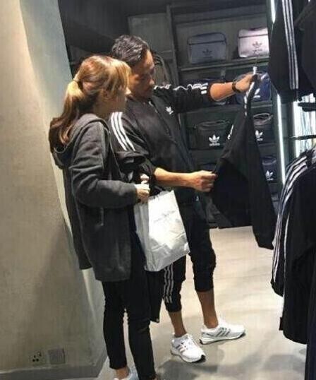 娱乐大亨又陪情人购物了？