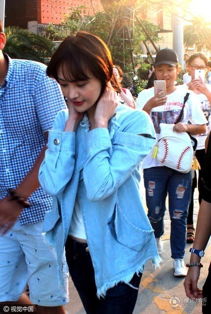 郑爽拍戏被粉丝围堵她竟然提醒对方注意车辆？